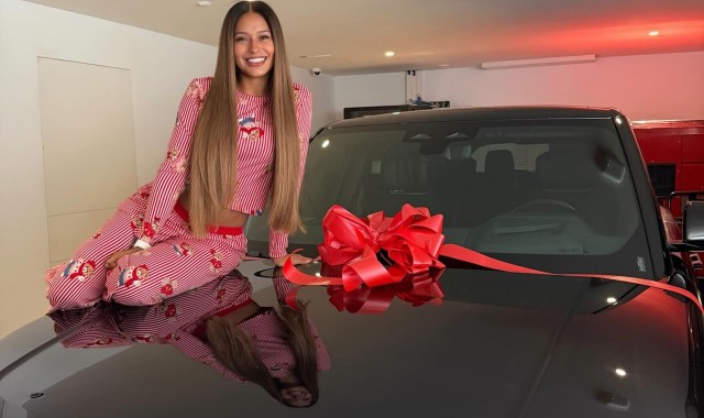 开云体育下载-宠妻！拉菲尼亚送给妻子一台路虎揽胜，在车库准备惊喜